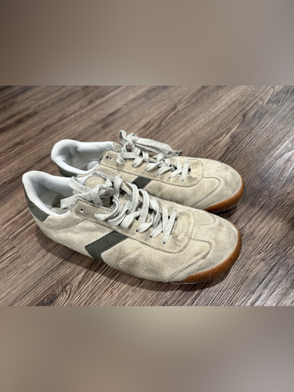 Women’s Suede Casual Sneakers in Beige with Contrast Stripe